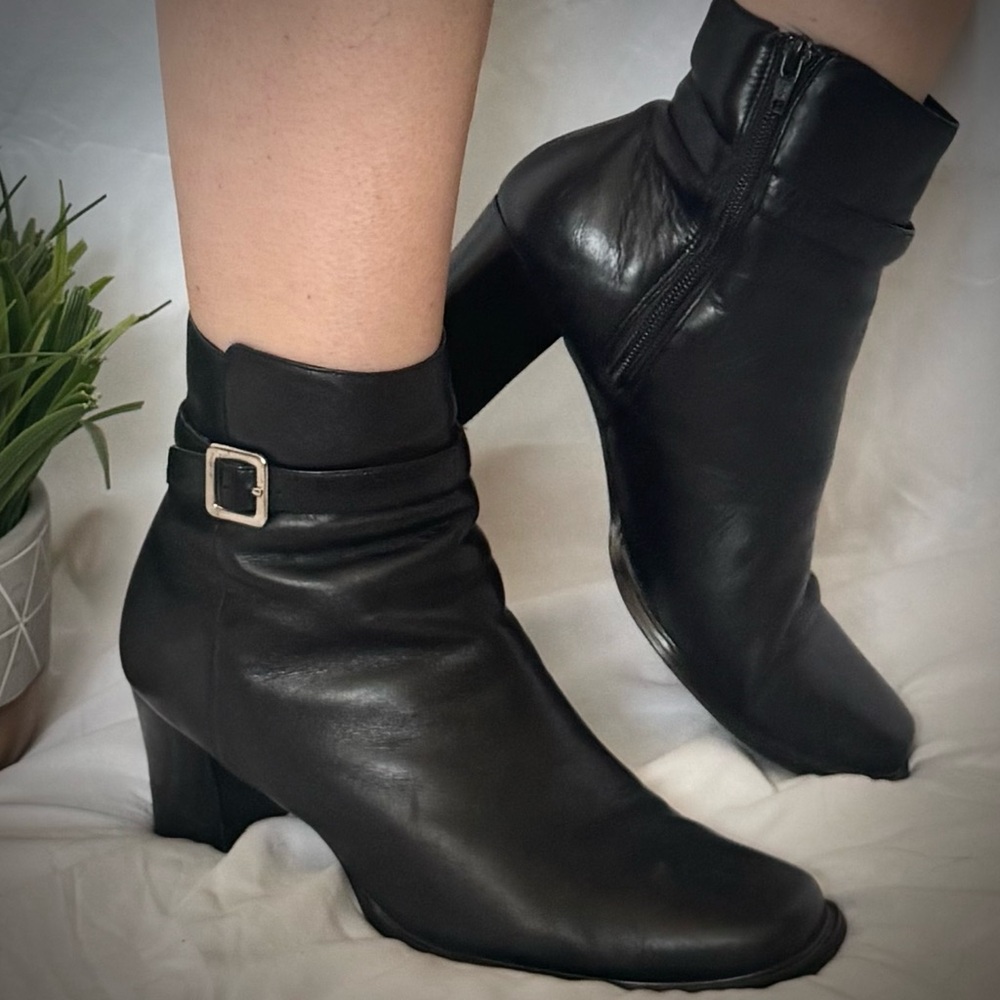 Karen Scott Riser Elegant Black Leather Ankle Boots with Silver Buckle